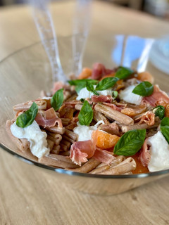 Una foto de Ensalada de pasta, jamón, burrata y melón