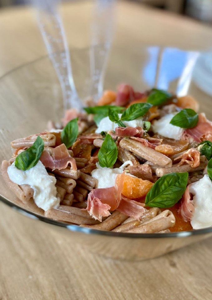 Una foto de Ensalada de pasta, jamón, burrata y melón