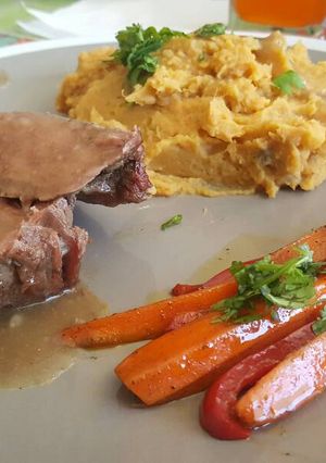 Una foto de Tapabarriga con puré de camote y verduras salteadas