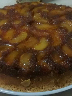 Una foto de Torta invertida de manzana súper fácil