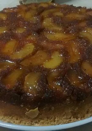 Una foto de Torta invertida de manzana súper fácil