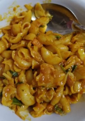 શેઝવાન પાસ્તા (Schezwan pasta recipe in gujarati) રેસીપી મુખ્ય ફોટો