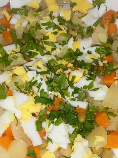 Una foto de Ensalada de Papa, zanahoria y huevo