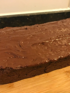 Una foto de Brownie fit con cobertura saludable de chocolate