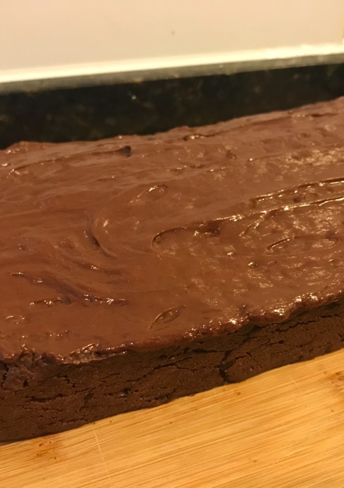 Una foto de Brownie fit con cobertura saludable de chocolate