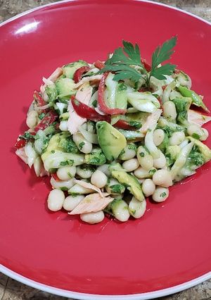 Una foto de Ensalada de alubias y salmón