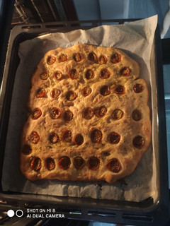 Una foto de Focaccia de hierbas provenzales y tomate cherry