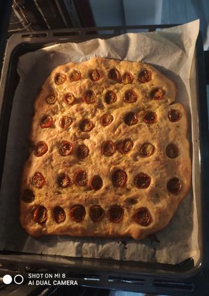 Una foto de Focaccia de hierbas provenzales y tomate cherry