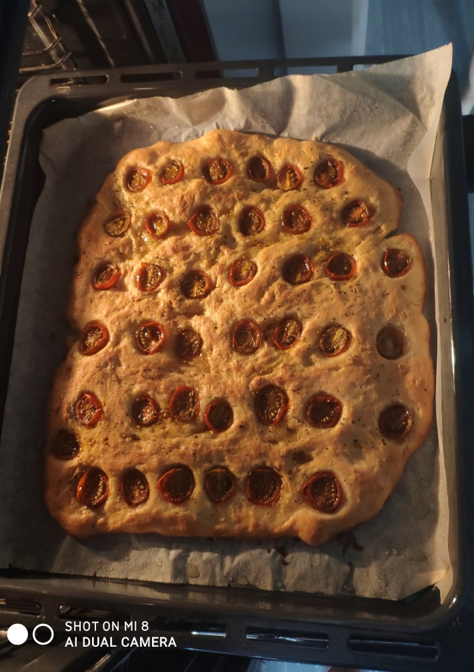 Una foto de Focaccia de hierbas provenzales y tomate cherry