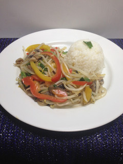 Una foto de Salteado de Moyoshi (broto) con Champiñones y vegetales