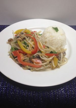Una foto de Salteado de Moyoshi (broto) con Champiñones y vegetales