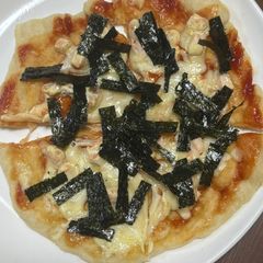 A picture of Raw Salmon Pizza with Cheese and Nori.