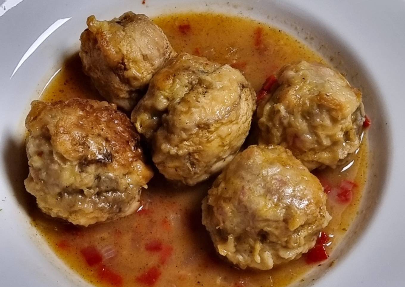 Champiñones rellenos en salsa
