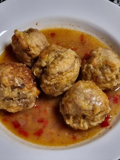 Una foto de Champiñones rellenos en salsa