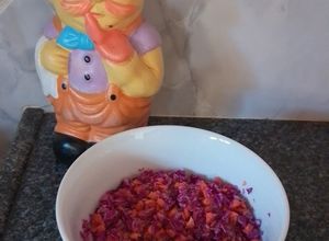 Una foto de Ensalada crocante de repollo colorado y zanahoria con vinagreta de miel y mostaza🤩