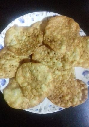 A picture of Crispy Mathri.