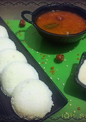 ઈડલી સાંભાર (Idli Sambhar Recipe In Gujarati) રેસીપી મુખ્ય ફોટો