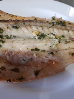 Una foto de Lubina al horno con ajo y perejil