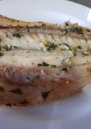 Una foto de Lubina al horno con ajo y perejil