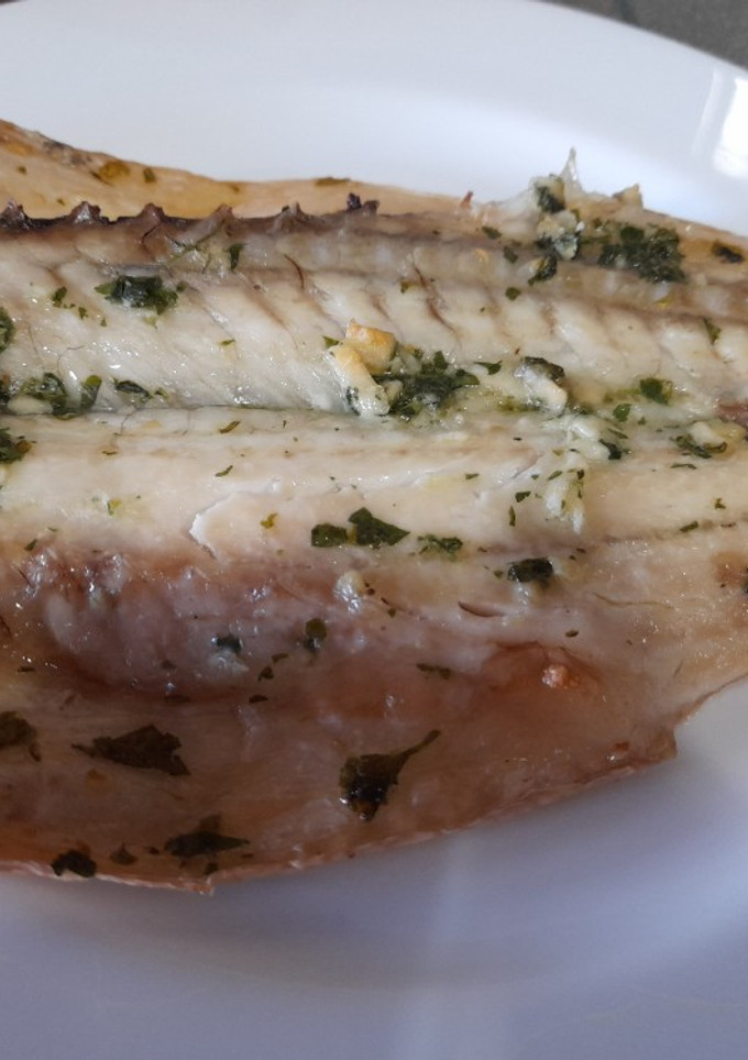 Una foto de Lubina al horno con ajo y perejil
