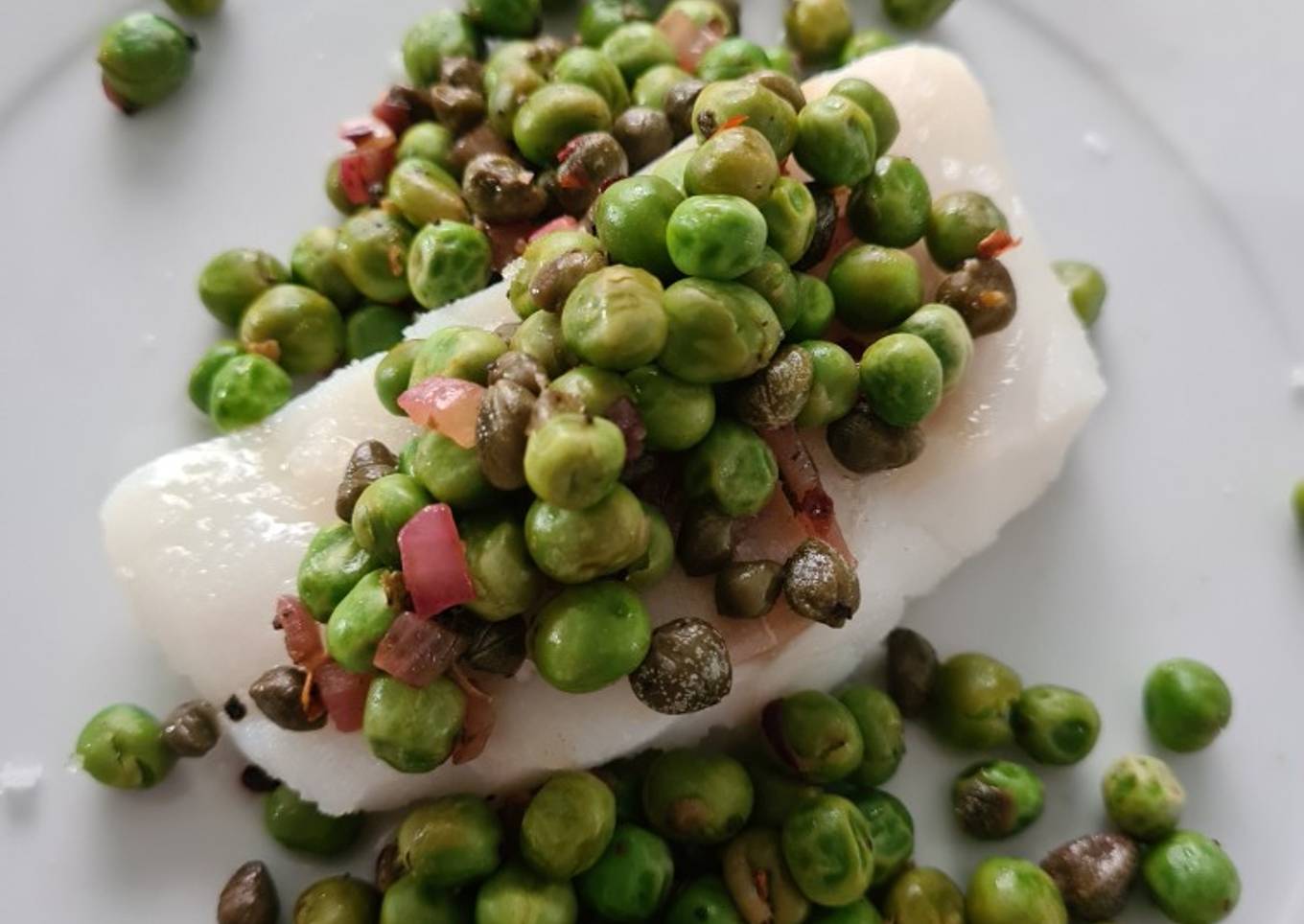 Chícharos salteados con alcaparras y cebolla morada