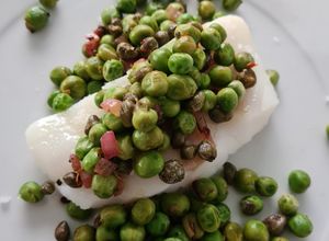 Una foto de Chícharos salteados con alcaparras y cebolla morada