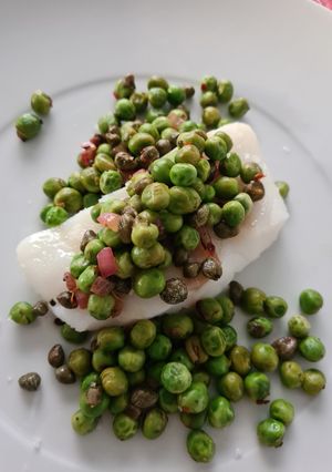 Una foto de Chícharos salteados con alcaparras y cebolla morada
