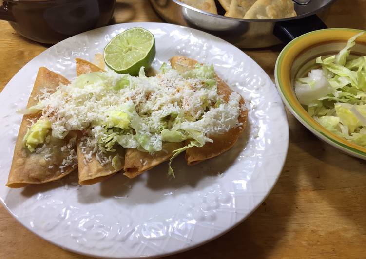 Tacos Dorados de carne Deshebrada con Papa Receta de Lupita Salas Cookpad