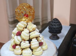 Una foto de Croquembouche (masa choux y crema pastelera)