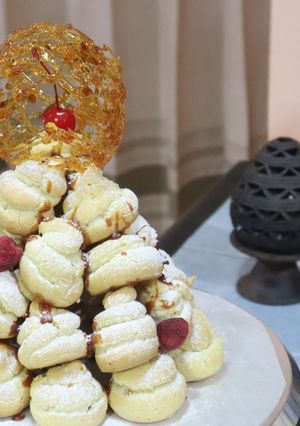 Una foto de Croquembouche (masa choux y crema pastelera)