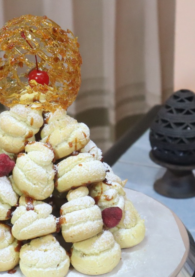 Una foto de Croquembouche (masa choux y crema pastelera)