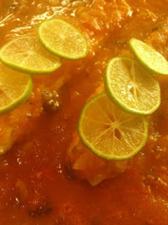 Una foto de Salmón en salsa de jitomate al horno