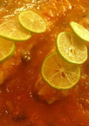 Una foto de Salmón en salsa de jitomate al horno