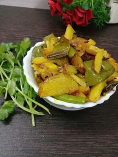 सेम आलू सूखी सब्जी (Sem aloo sukhi sabzi recipe in hindi) रेसिपी मुख्य फोटो