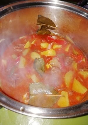 Una foto de Patatas a la riojana - Con patatas, pan y vino se anda el camino