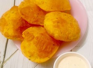 Hình của món Aloo puri (bánh khoai tây chiên phồng Ấn Độ).