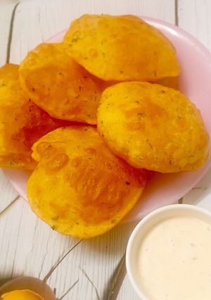 Hình của món Aloo puri (bánh khoai tây chiên phồng Ấn Độ).