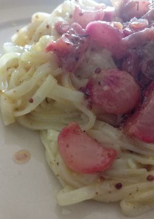 Una foto de FIDEOS DE ARROZ VEGANOS CON RABANITOS  A LA MOSTAZA ANTIGUA