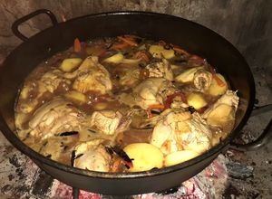 Una foto de Pollo a la sidra en disco de arado