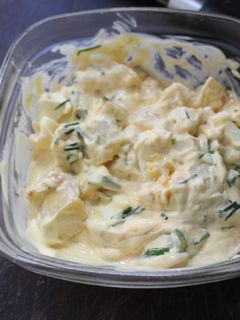 Una foto de Ensalada picante de patatas y huevo cocido