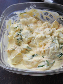 Una foto de Ensalada picante de patatas y huevo cocido