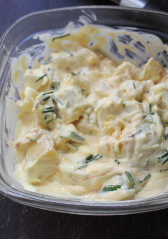 Una foto de Ensalada picante de patatas y huevo cocido