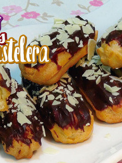 Una foto de Eclairs o Relámpagos rellenos de crema pastelera con cobertura de chocolate