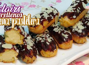 Una foto de Eclairs o Relámpagos rellenos de crema pastelera con cobertura de chocolate