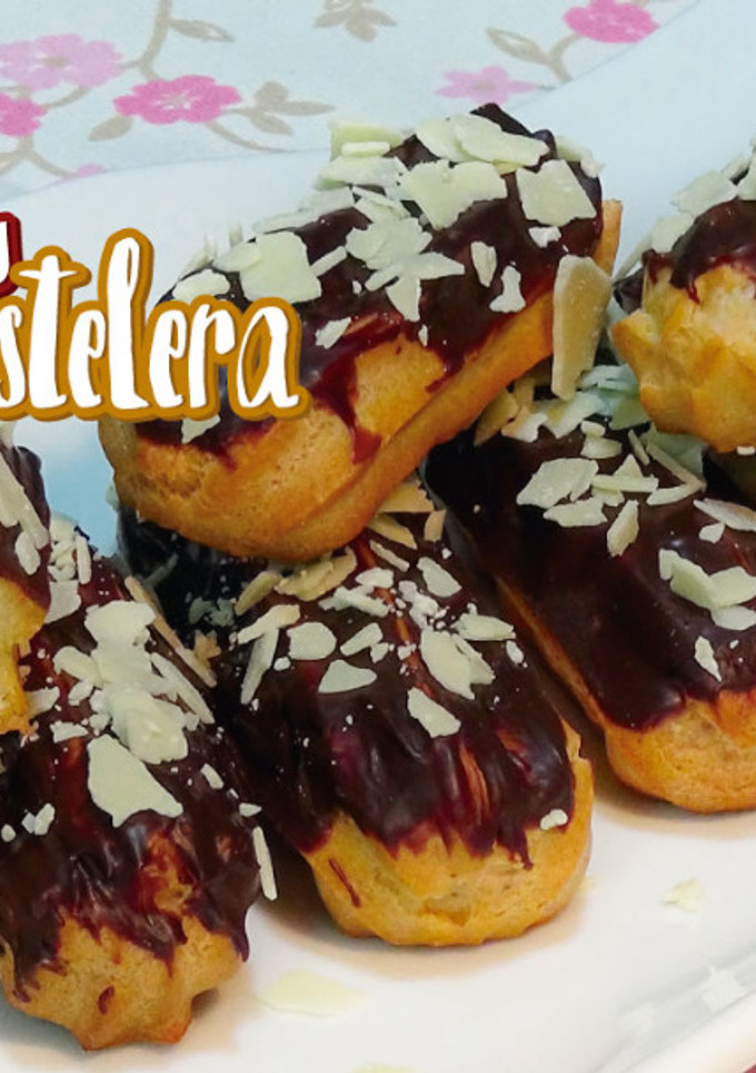 Una foto de Eclairs o Relámpagos rellenos de crema pastelera con cobertura de chocolate