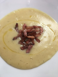 Una foto de Crema de cebolla y patata con bacon frito