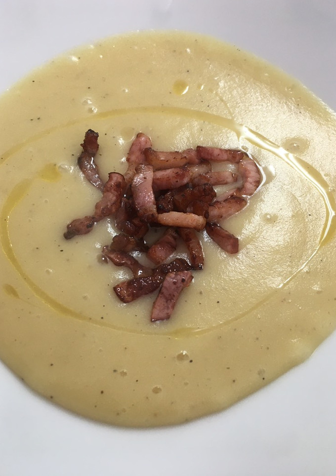 Una foto de Crema de cebolla y patata con bacon frito