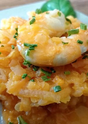 Une photo de Gambas au lentilles corail, carottes, tomates et navets