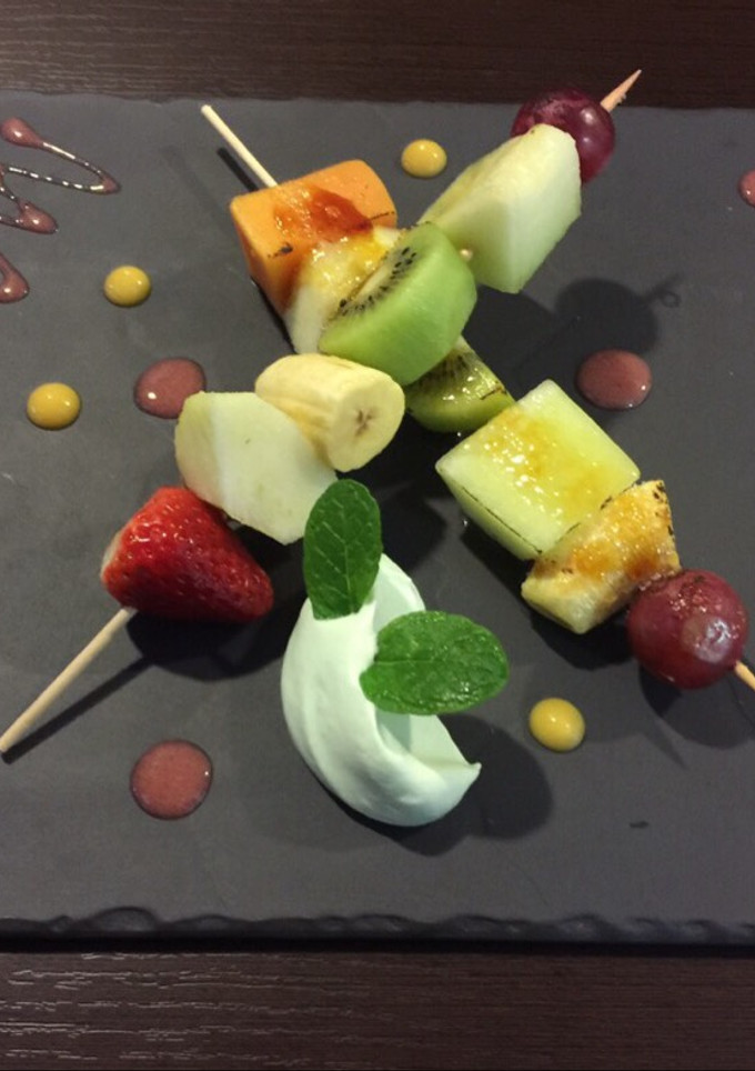 Una foto de Brocheta de frutas con cremoso de menta