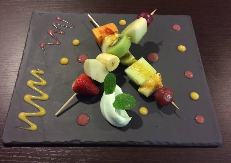 Brocheta de frutas con cremoso de menta